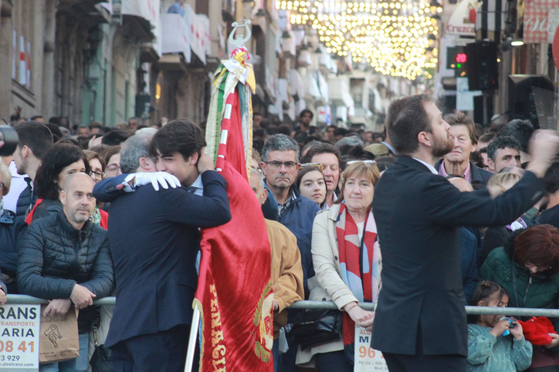 Un instante en el que el capitán cristiano abraza a su hijo portador de la bandera de la banda de Penàguila