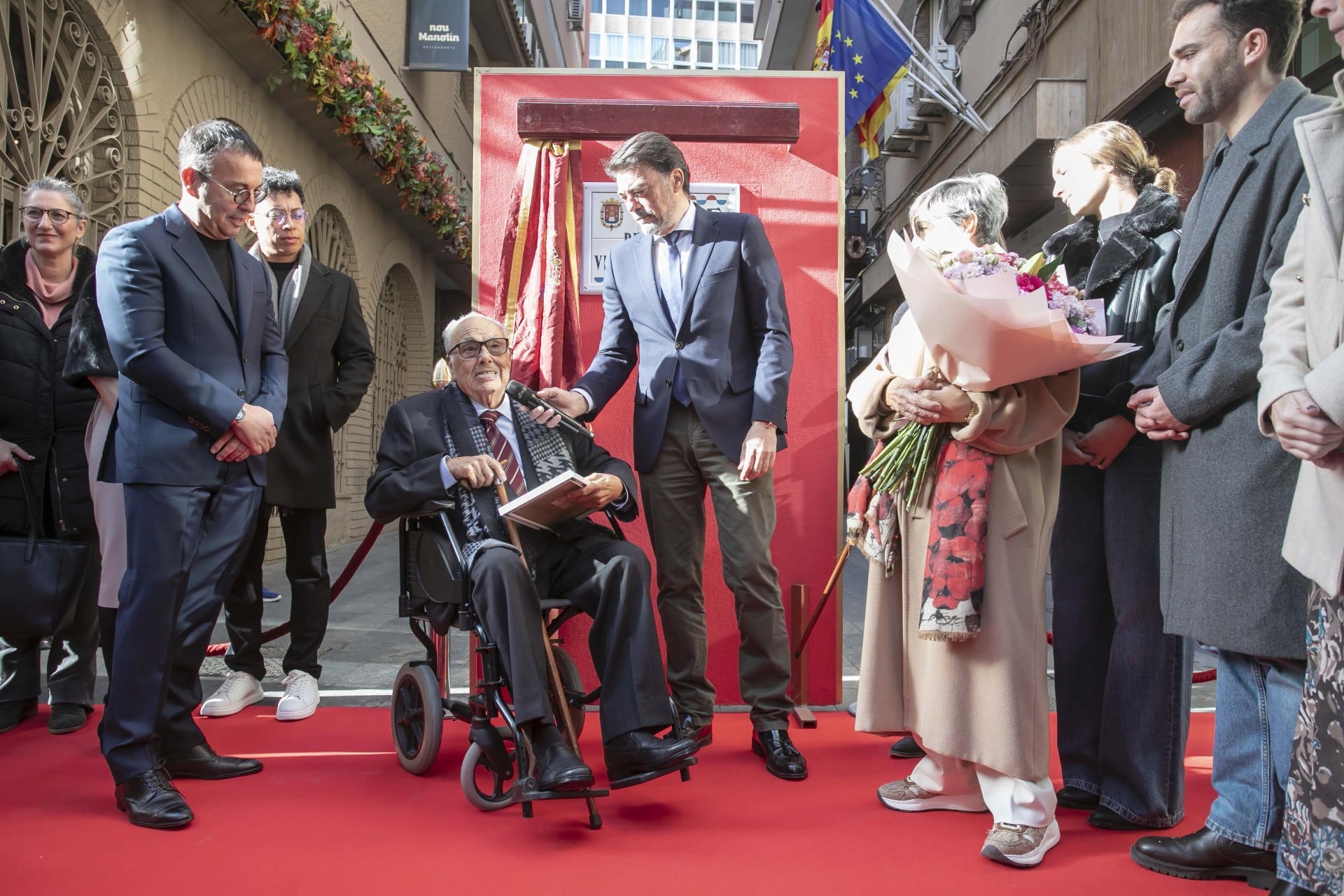 El restaurador Vicente Castelló, fundador del Nou Manolín, ya tiene calle en Alicante