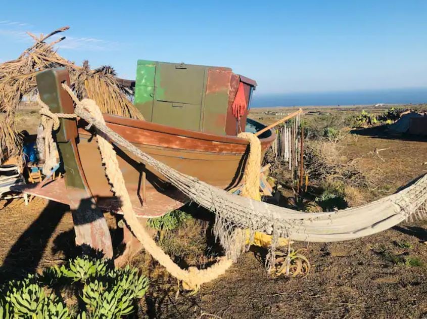 Hamaca en el exterior de la ecocabaña que se alquila en Haría, Lanzarote.