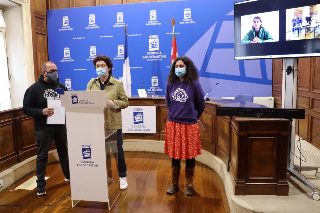 De izquierda a derecha: Peio García, socio-fundador de Zaporeak; Nekane Arzallus, primera teniente de alcalde y concejala de Urbanismo; Irati Azkue, responsable de comunicación de Zaporeak; y Malen Garmendia, coordinadora de Zaporeak en Lesbos (en pantalla)