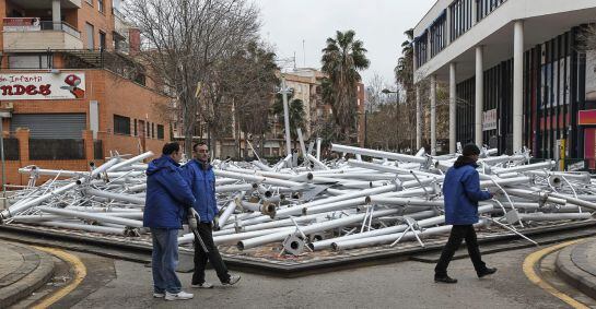 GRA186. VALENCIA, 19/03/2015.- El monumento experimental de la falla Nou Campanar -sección especial-, denominado &quot;Ekklesía&quot;, formado por tubos de cartón de doce metros de altura y cuyo coste ha ascendido a 90.000 euros se ha derrumbado por completo debido a la lluvia y al viento que ha hecho acto de presencia de forma intermitente desde la madrugada. EFE/Manuel Bruque