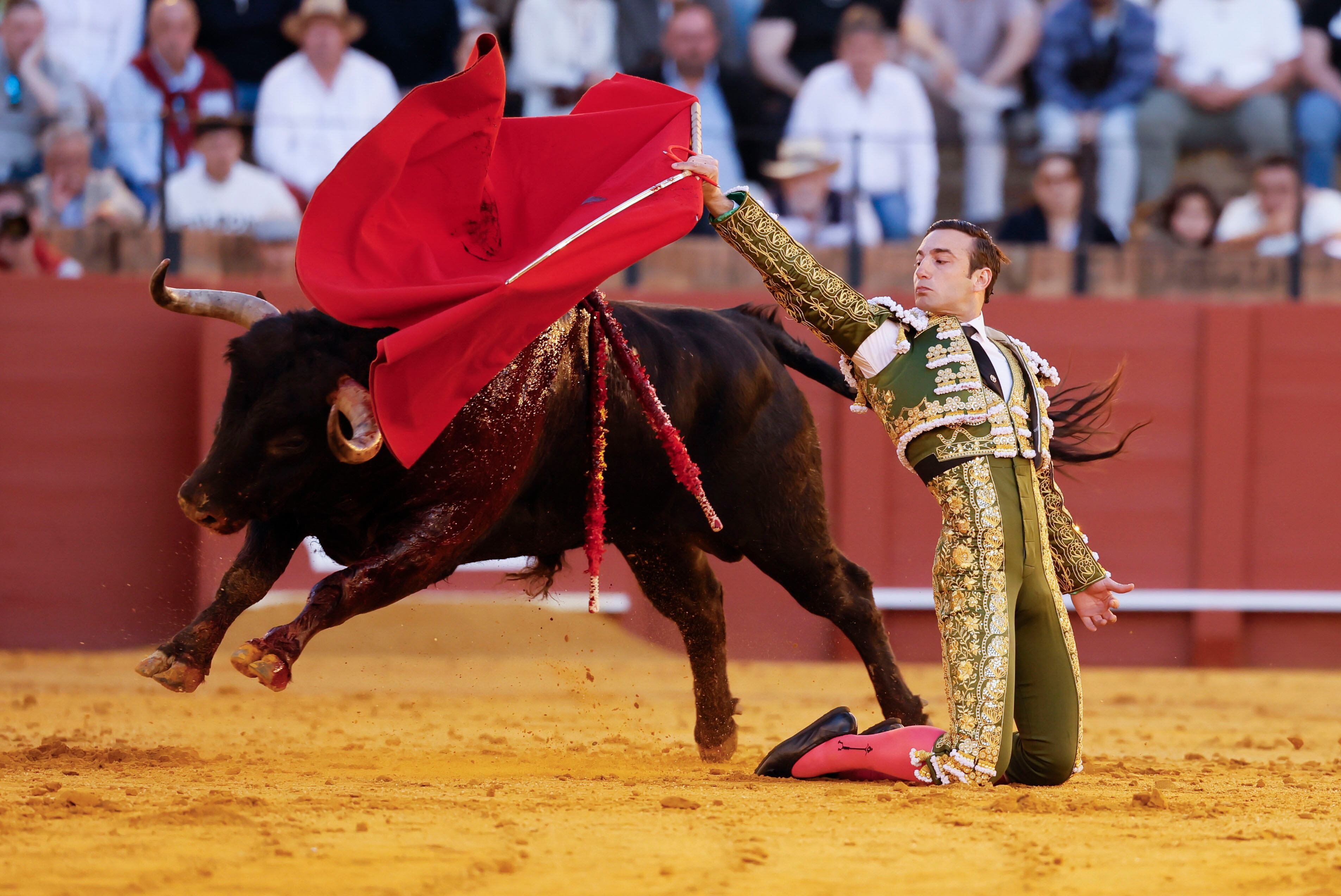 SEVILLA, 12/04/2026.- El diestro José Fernando Molina da un pase al segundo de los de su lote, durante la corrida de toros de la Feria de Abril celebrada este domingo en la plaza de toros de la Real Maestranza, en Sevilla. EFE/José Manuel Vidal