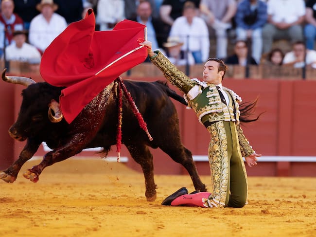 SEVILLA, 12/04/2026.- El diestro José Fernando Molina da un pase al segundo de los de su lote, durante la corrida de toros de la Feria de Abril celebrada este domingo en la plaza de toros de la Real Maestranza, en Sevilla. EFE/José Manuel Vidal