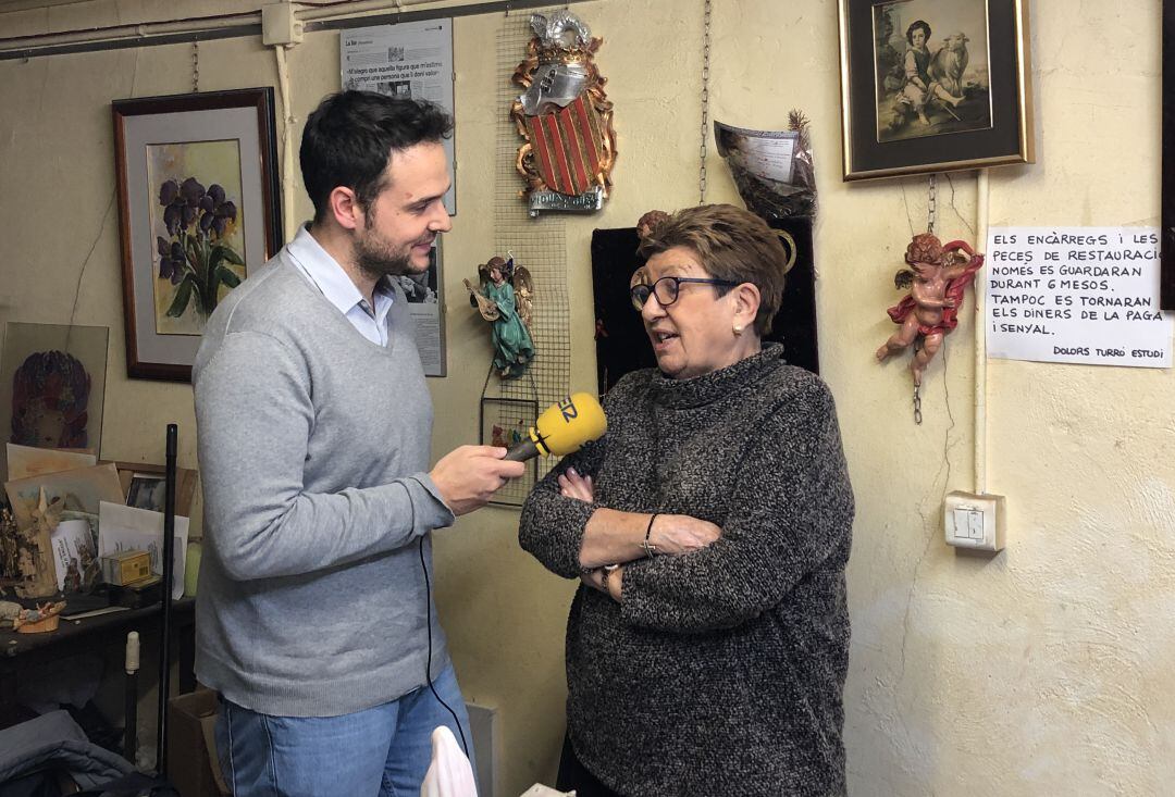 La Dolors Turró al seu estudi