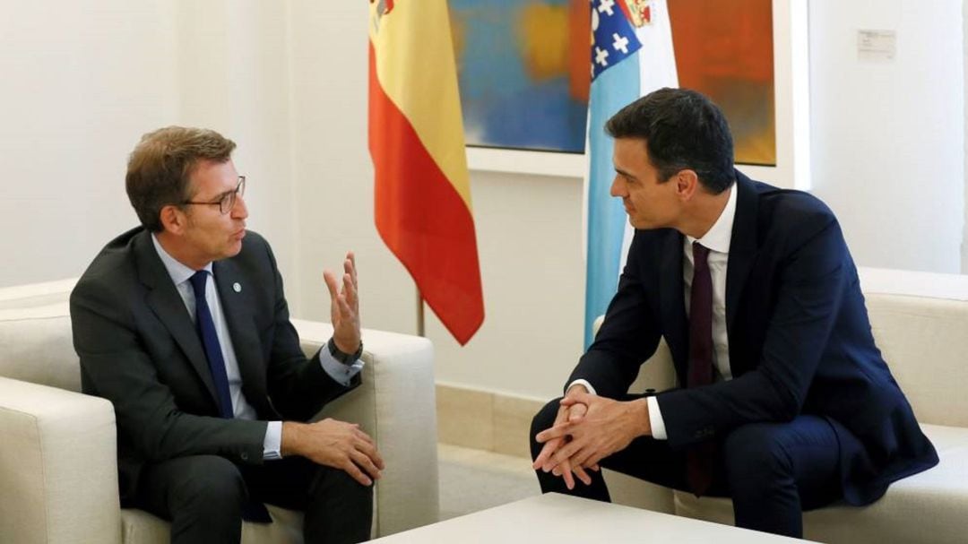 El Presidente de la Xunta de Galicia, Alberto Núñez Feijóo, y el Presidente del Gobierno en funciones, Pedro Sánchez, en una reunión en Moncloa