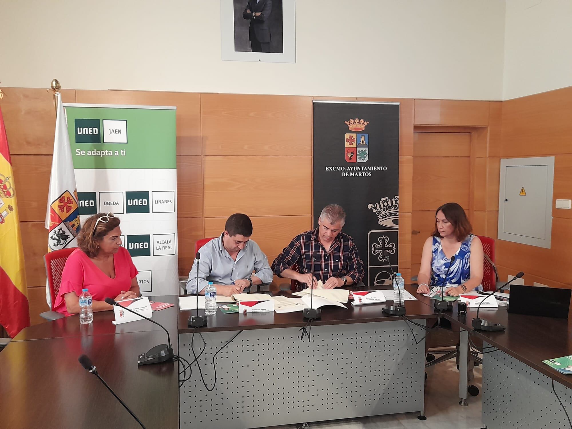 Firma del convenio para que la UNED se instaure en Martos. Al frente, el presidente de la Diputación, Francisco Reyes; el alcalde de Martos, Emilio Torres y María Luisa Grande, directora de la UNED en Jaén.