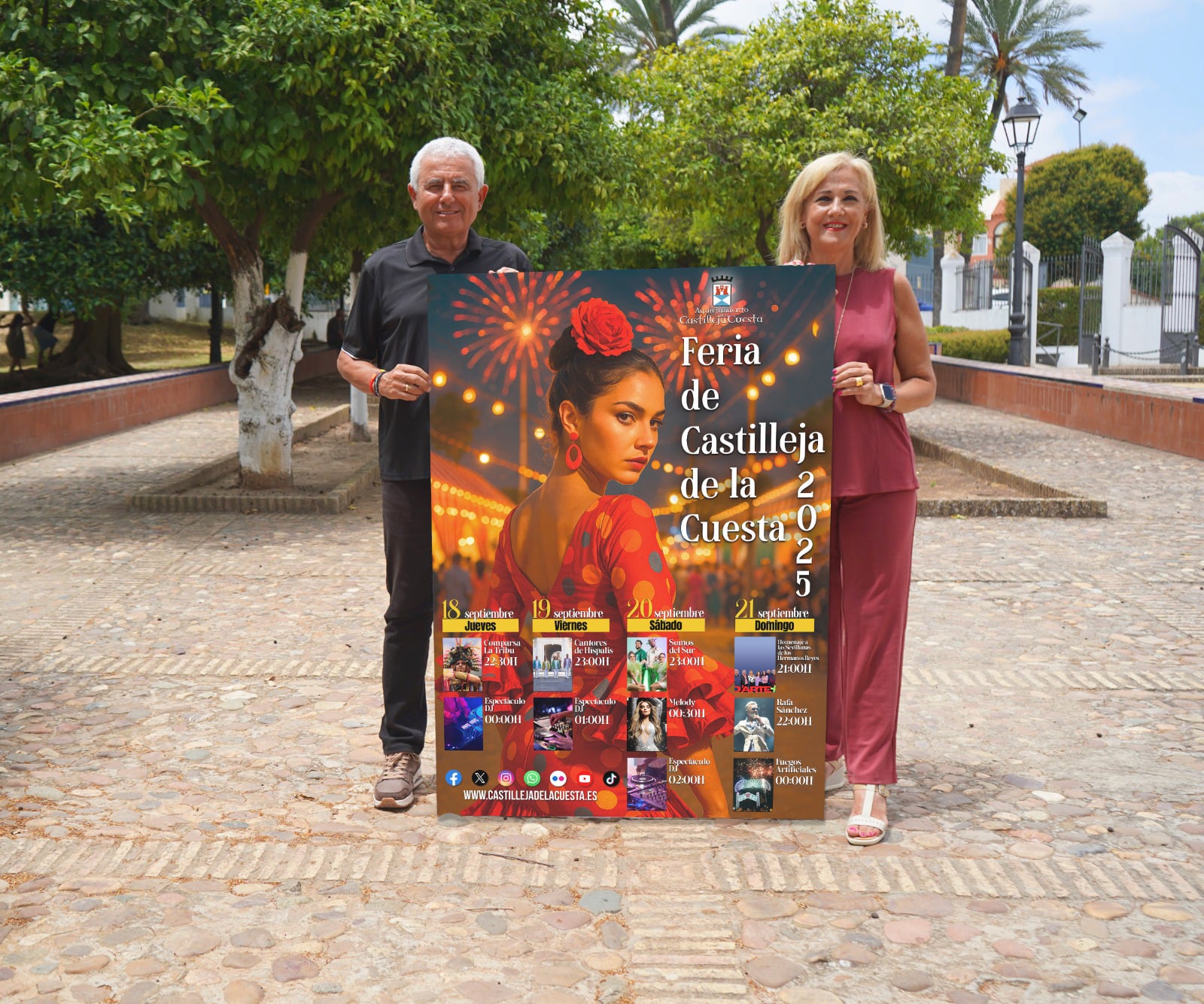 La alcaldesa Carmen Herrera y el delegado de Festejos, Antonio de la Rosa, posan con el cartel de la Feria de Castilleja de la Cuesta 2025