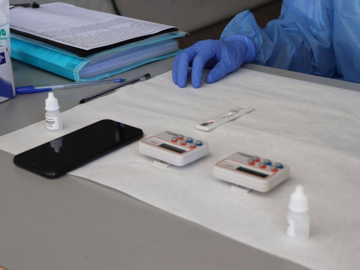 Salud notifica un centenar de positivos por covid en las Pitiusas