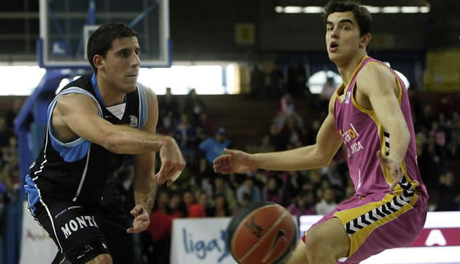 Joaquin Colom pasa el cuero ante Satoranski