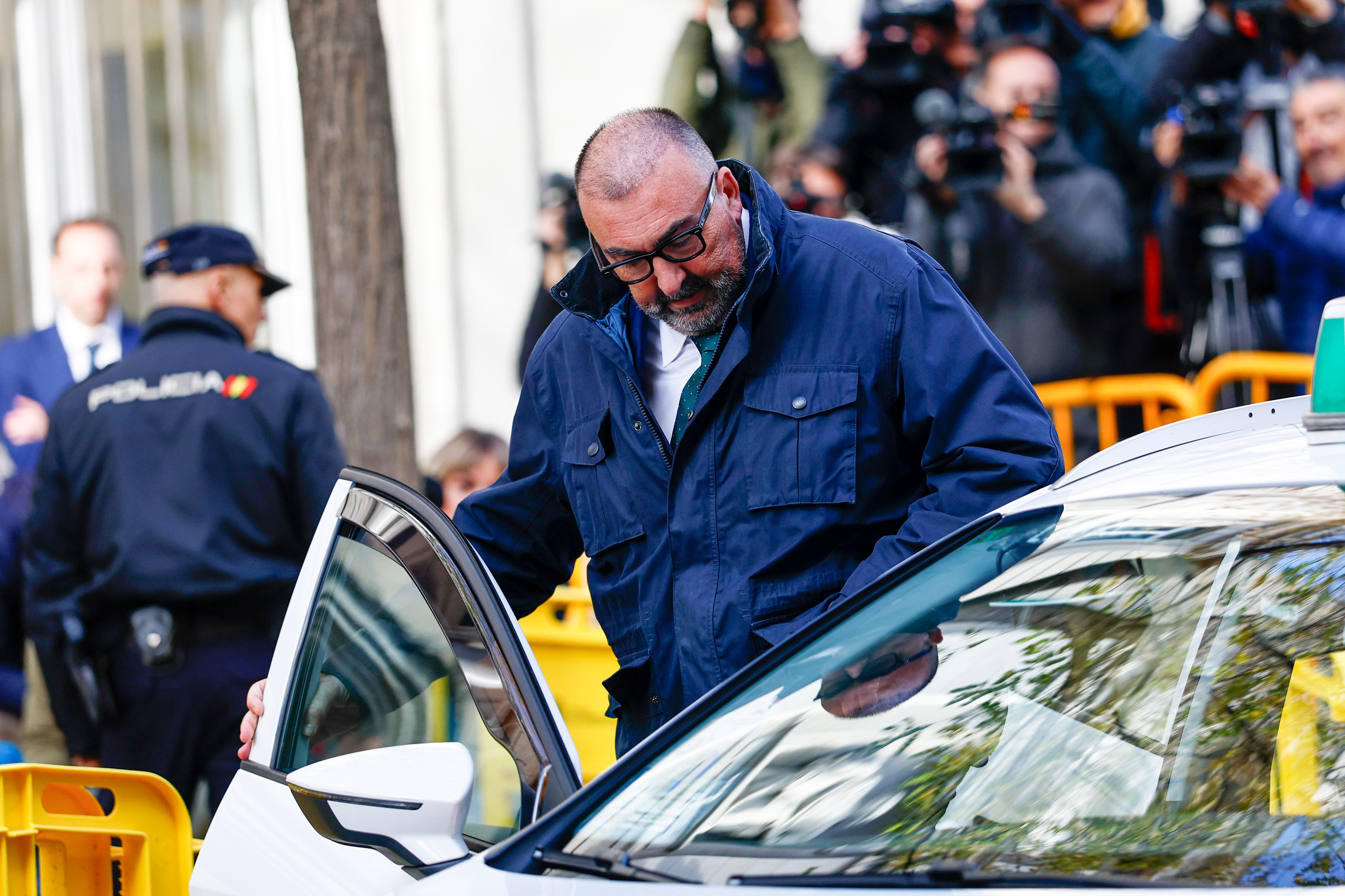 Koldo García, durante años asesor del exministro José Luis Ábalos, se sube en un taxi tras declarar este martes al Tribunal Supremo ante el juez, después de que el empresario Víctor De Aldama reiterase ayer que pagó a ambos comisiones y que éstos le dijeron que &quot;una parte&quot; iba para el PSOE