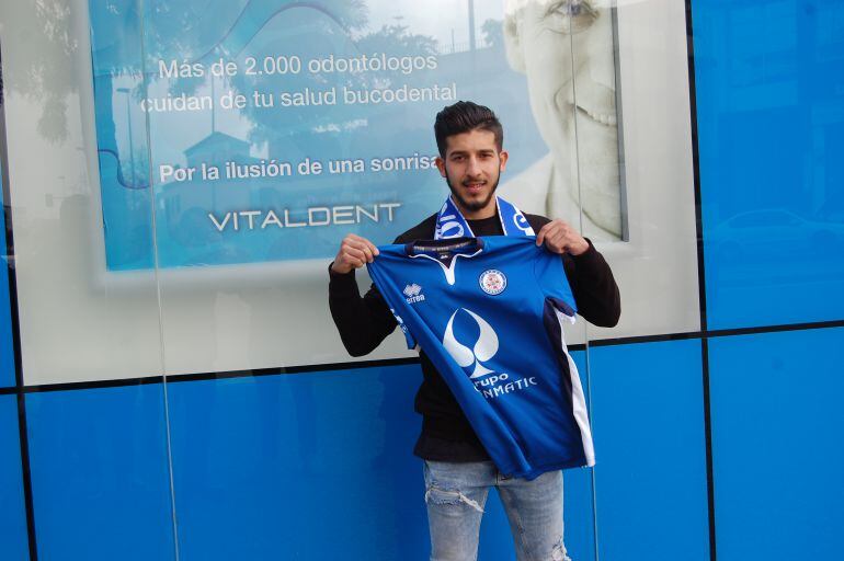 manuel Herdia posando con la camiseta del Xerez DFC 