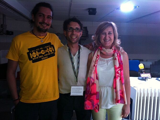 Ignacio Rubio, ganador de la sexta edición de 'Relatos en cadena', rodeado de los dos finalistas