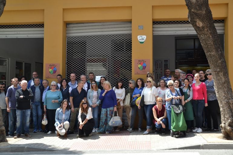 Protesta protagonizada por los comerciantes del centro de Dénia a puertas del Mercat Municipal.
