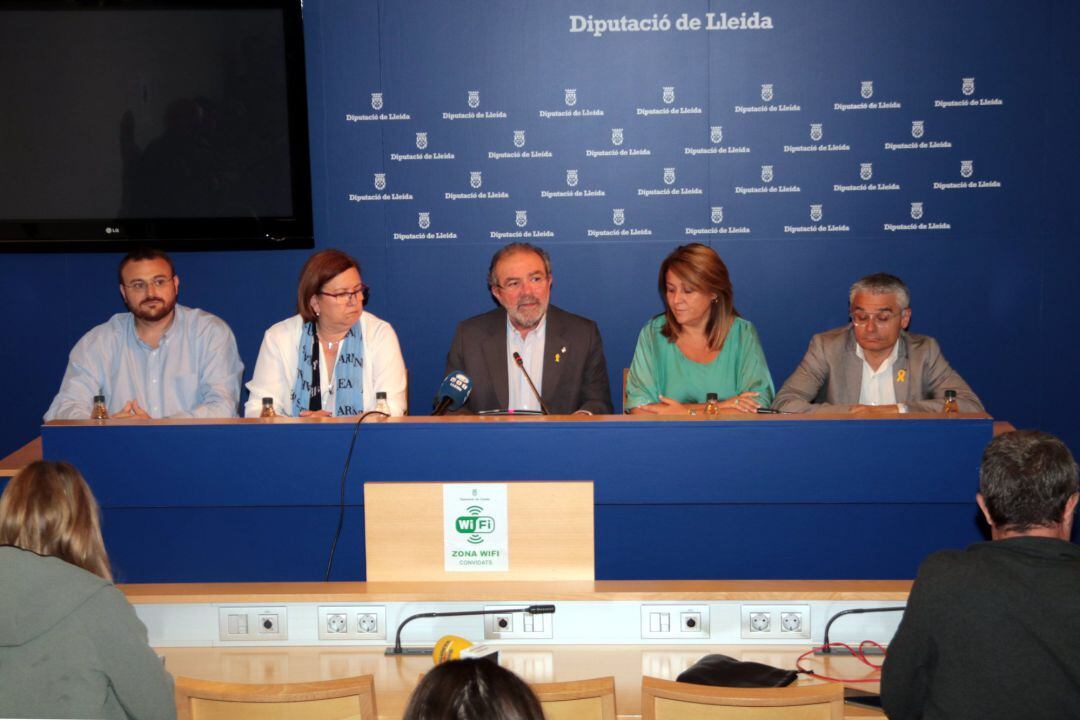 El president de la Diputació de Lleida, Joan Reñé, compareixent davant dels mitjans de comunicació, acompanyat pels vicepresidents de la institució, el 2 d'octubre després de quedar en llibertat a l'espera de la decisió del jutge