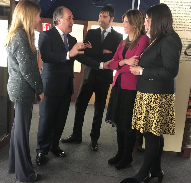 El alcalde Landaluce conversa con responsables de la exposición.