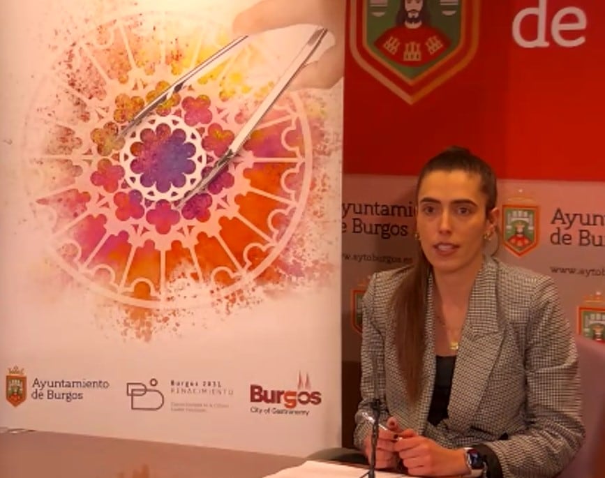 La concejala de Cultura y presidenta de la sociedad ProBurgos, Andrea Ballesteros, durante la presentación de un encuentro