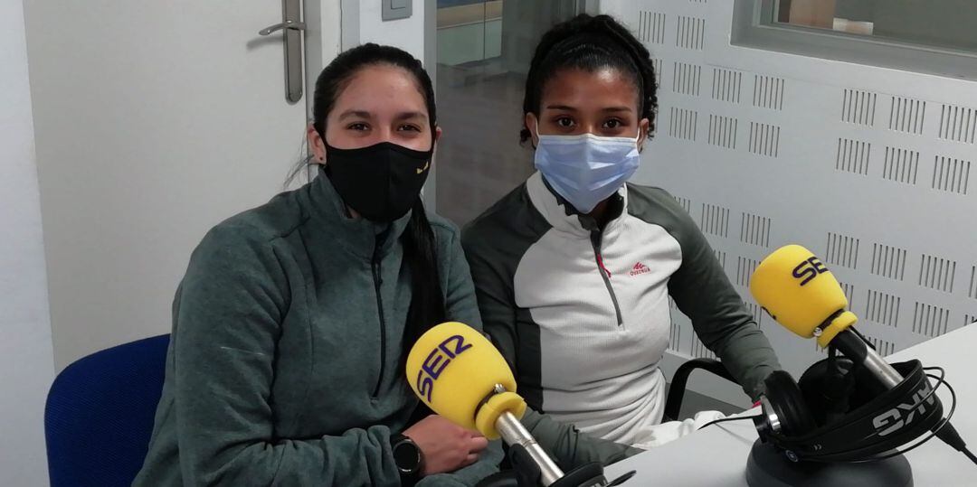 Mariana (i) y Ehymi, jugadoras del Salesianos Femenino Fútbol Sala, en los estudios de Radio Puertollano Cadena SER