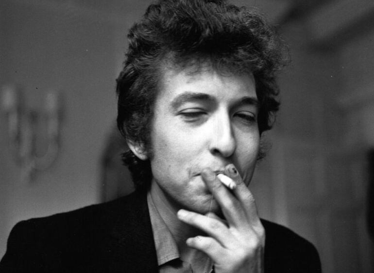 Bob Dylan fumando un cigarro durante una entrevista en 1965