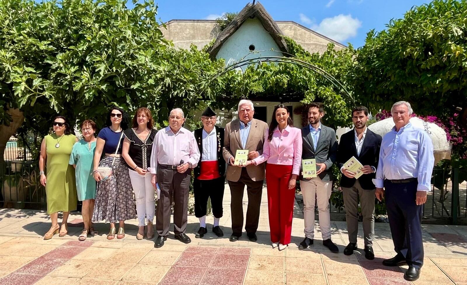 La consejera Carmen Conesa, autoridades y representantes de la Federación de Peñas Huertanas y la Asociación L´Ajuntaera, en el acto celebrado en la Federación de Peñas