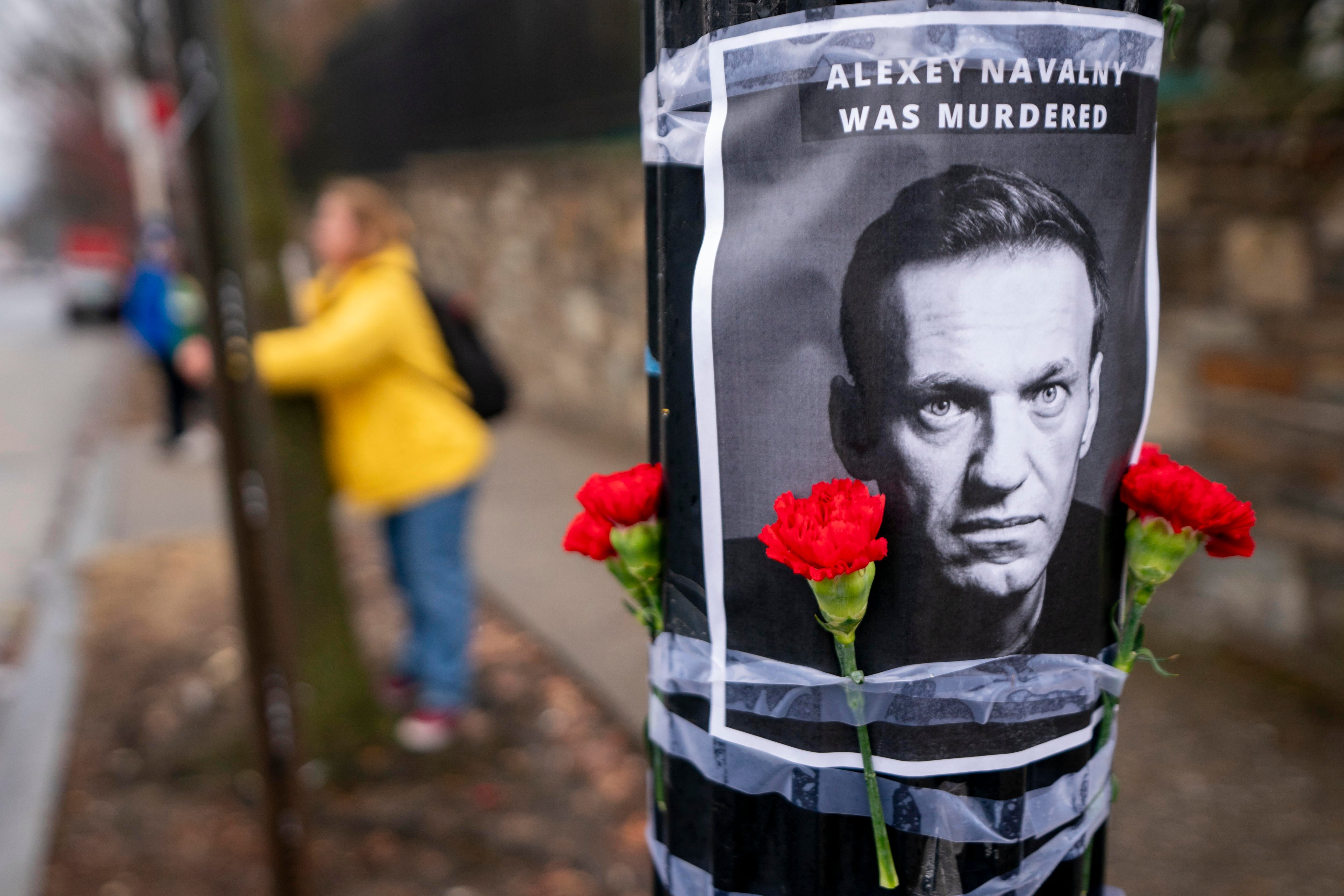 Imagen de Alexei Navalny en un homenaje a las afueras de la embajada Rusa en Washington.