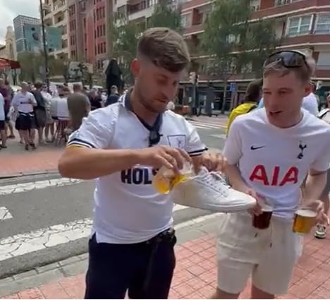 Una curiosa ( o asquerosa ) forma de beber cerveza en Bilbao protagoniza una escena insólita entre aficionados del Tottenham