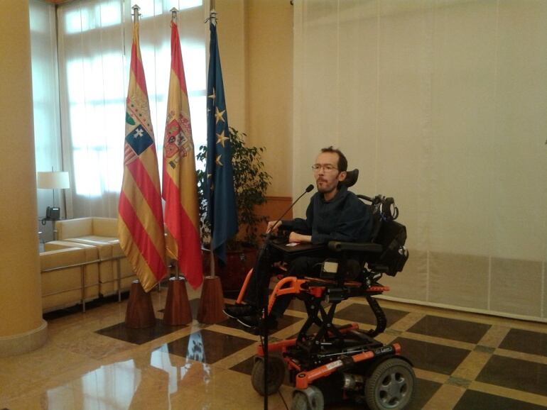 Pablo Echenique en el Edificio Pignatelli de Zaragoza después de la reunión