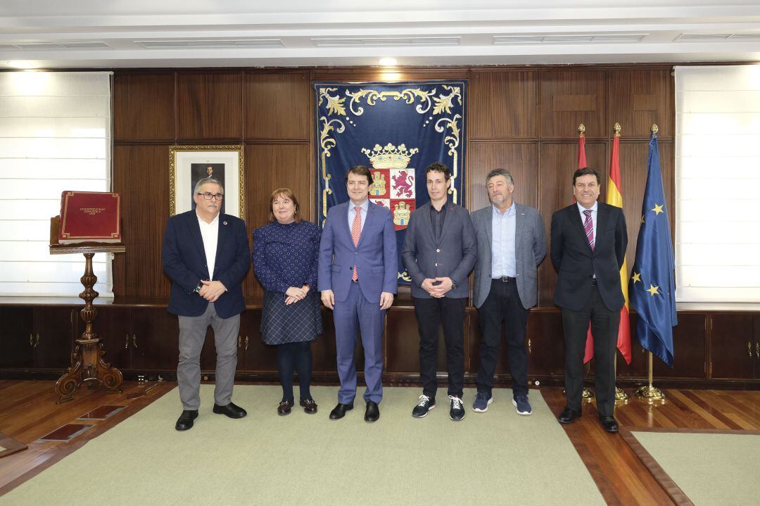 El presidente de la Junta junto a los representantes de los municipios mineros