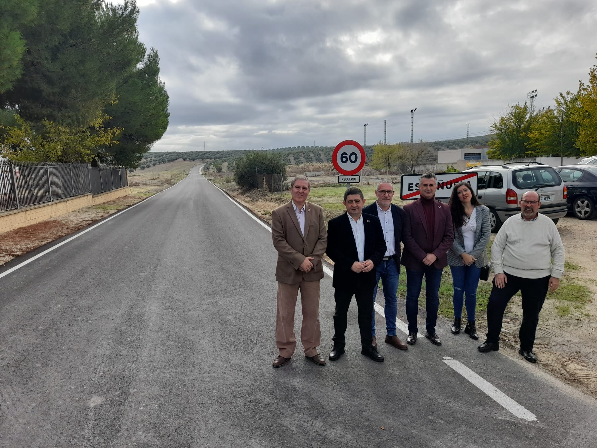 El presidente de la Diputación, Francisco Reyes (segundo por la izquierda) acompañado de los alcaldes de Escañuela y Villardompardo así como de concejales de ambas localidades.