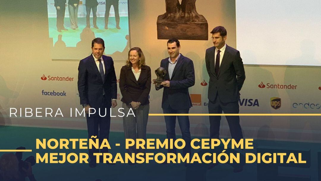 El CEO de Norteña, Jorge Bermejo, posa con el premio entregado por Nadia Calviño