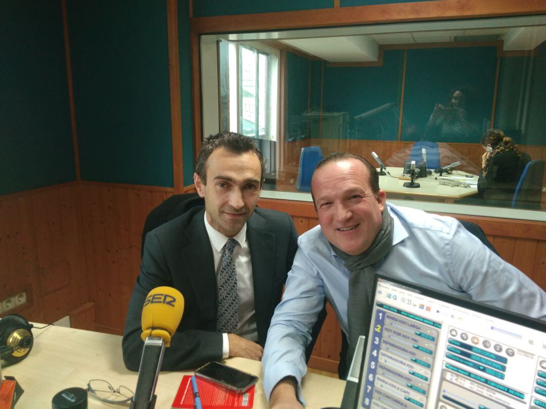 Carlos Martínez de Marigorta y Raphael Nagel en los estudios de la Cadena SER.