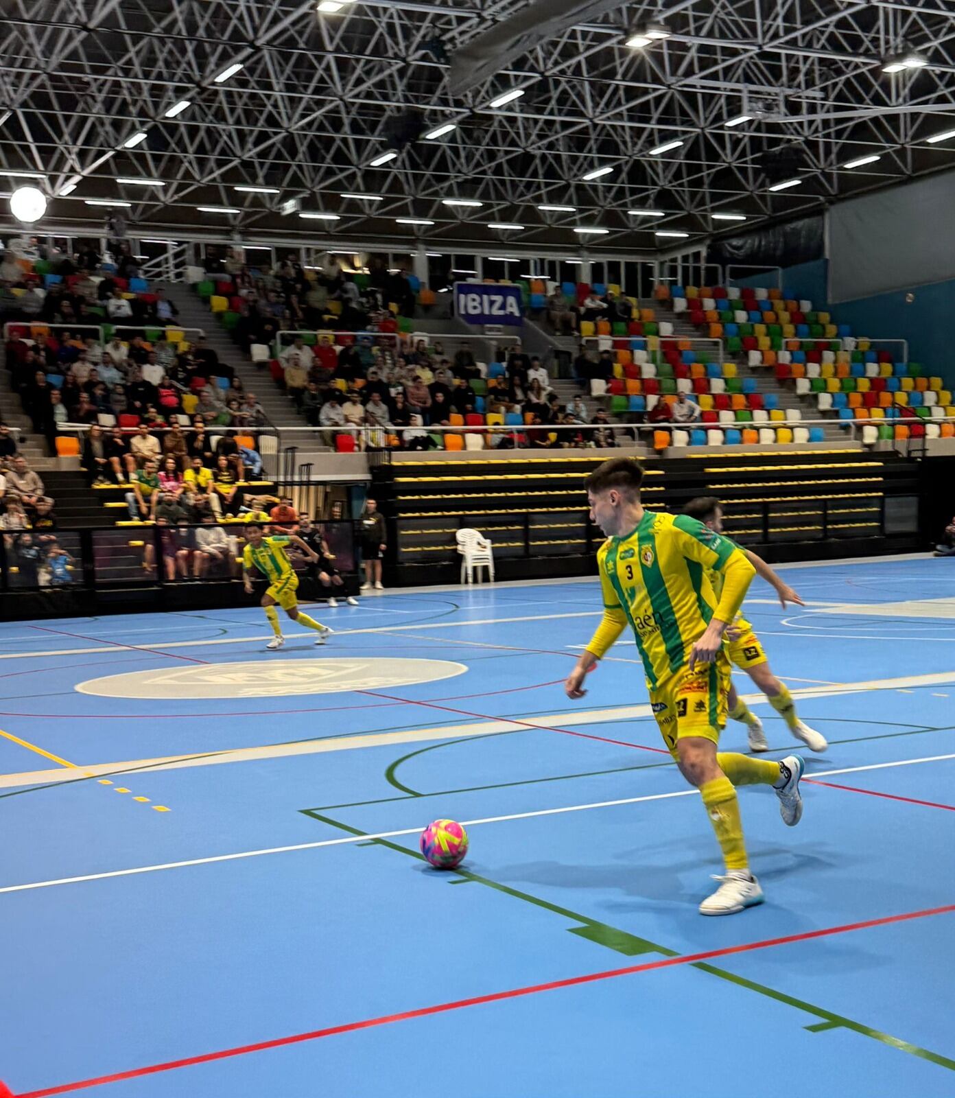El jugador Power, del Jaén Paraíso Interior FS, conduce el balón en el partido ante Ibiza.