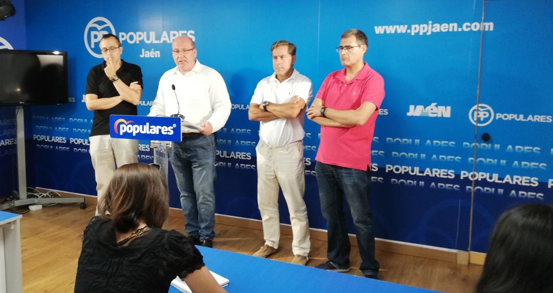 Javier Márquez durante la rueda de prensa acompañado de tres concejales del grupo municipal del PP en el Ayuntamiento de Jaén.