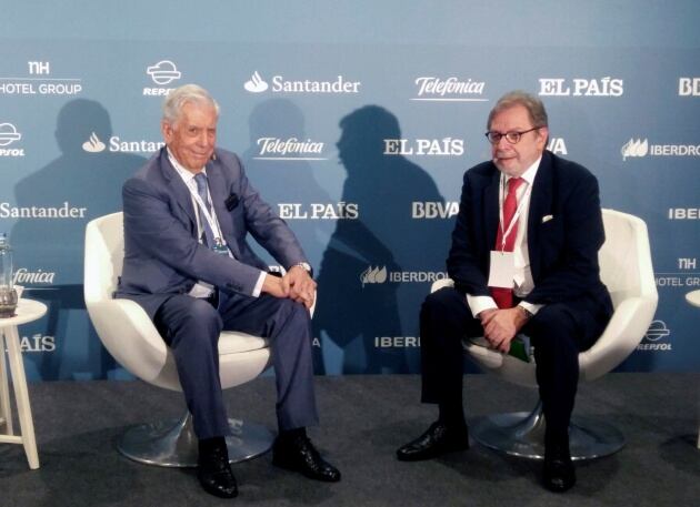 El premio Nobel de Literatura Mario Vargas Llosa (i), junto con el presidente de El País, Juan Luis Cebrián (d)