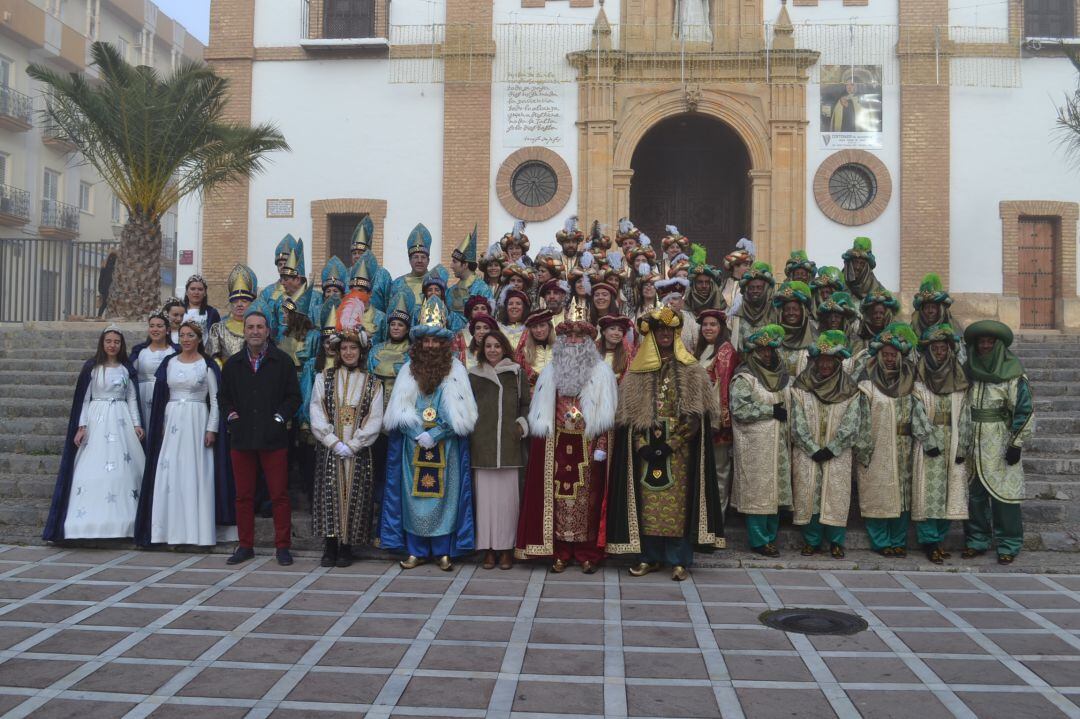 Los Reyes Magos y la Cartera Real junto a sus séquitos y las damas Goyescas en la escalinata de la Merced