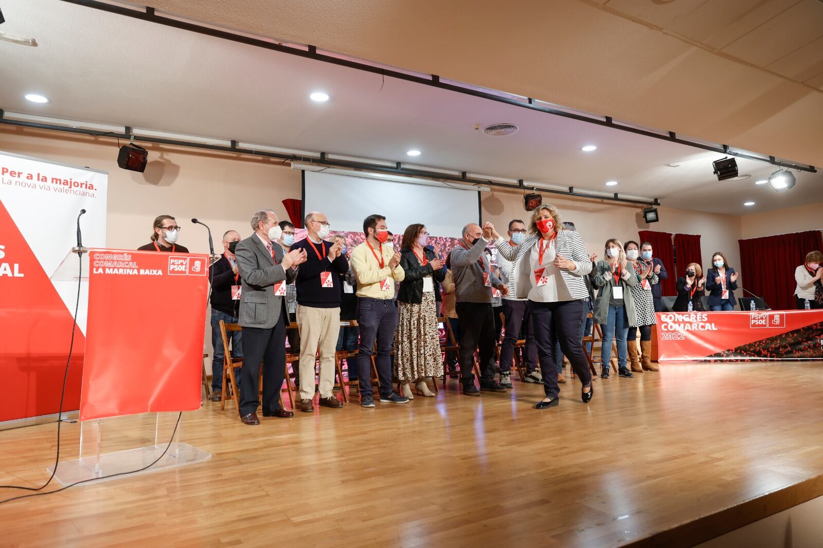 La reelegida secretaria general del PSPV en la Marina Baixa, Mayte García, aclamada por sus compañeros durante el 14º Congreso Comarcal