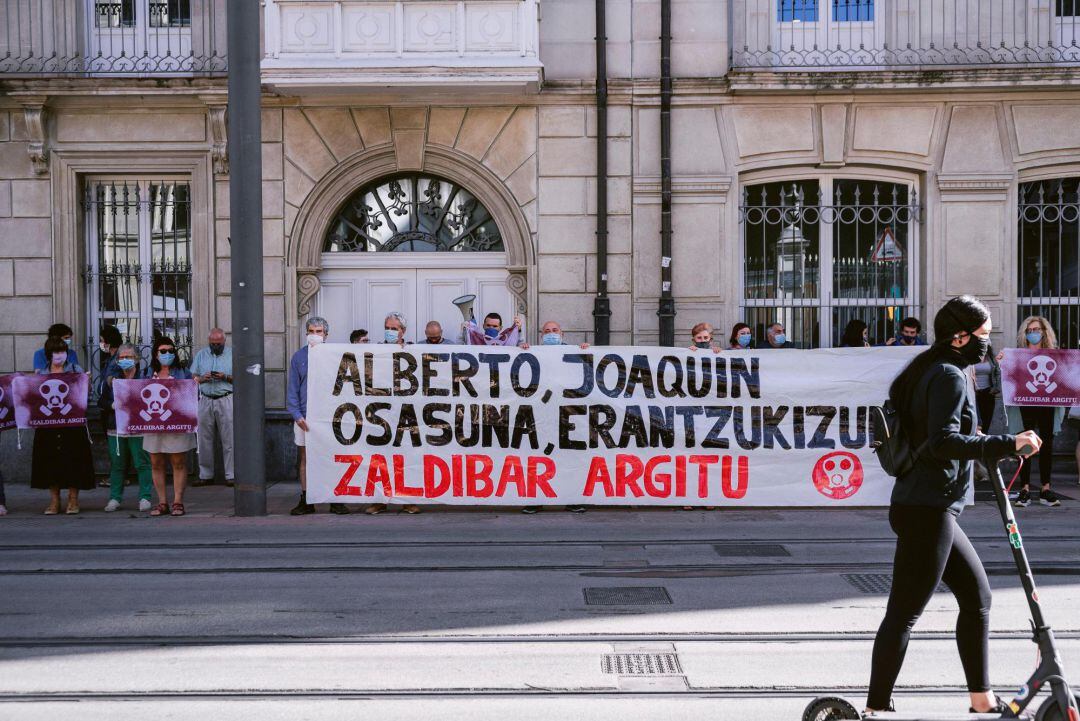 Miembros de la plataforma Zaldibar Argitu durante la concentración que llevaron a cabo este lunes frente al Parlamento Vasco, coincidiendo con la sesión constitutiva en la que se elige a los miembros de la Mesa tras las elecciones.