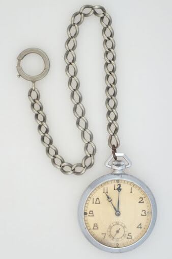 Reloj de bolsillo de Ángel Casaus García, recuperado por la asociación Charta de Uncastillo (Arolsen Archives) y entregado a sus familiares