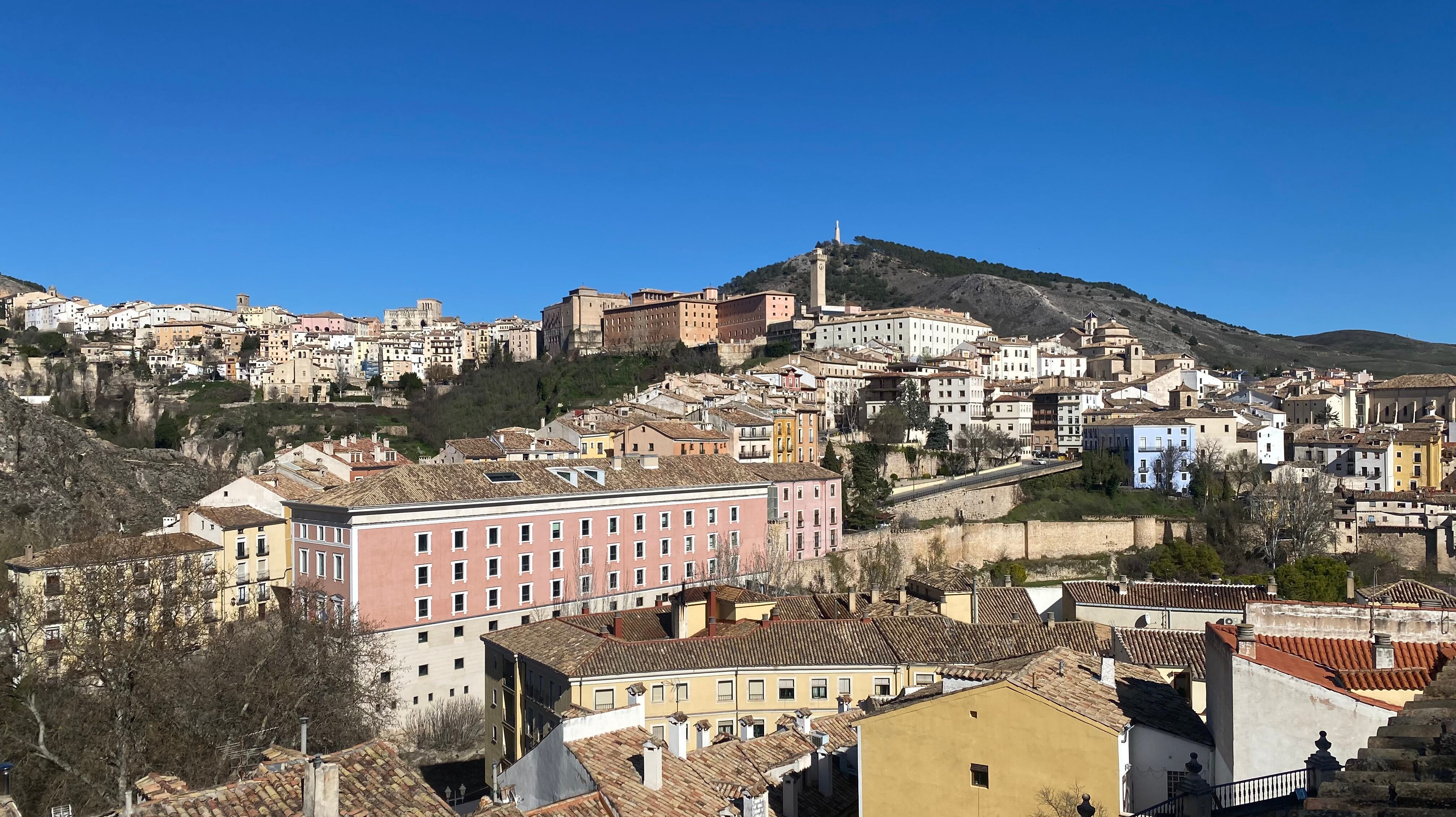 Vistas del casco antiguo de Cuenca desde el jardín del Hospital de Santiago.