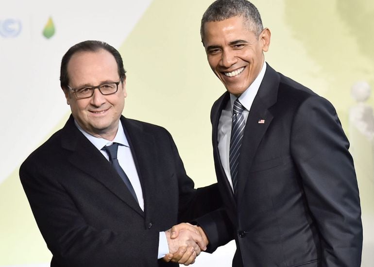 El presidente galo, François Hollande, recibe al presidente de Estados Unidos, Barack Obama, a su llegada a la cumbre sobre cambio climático COP21 