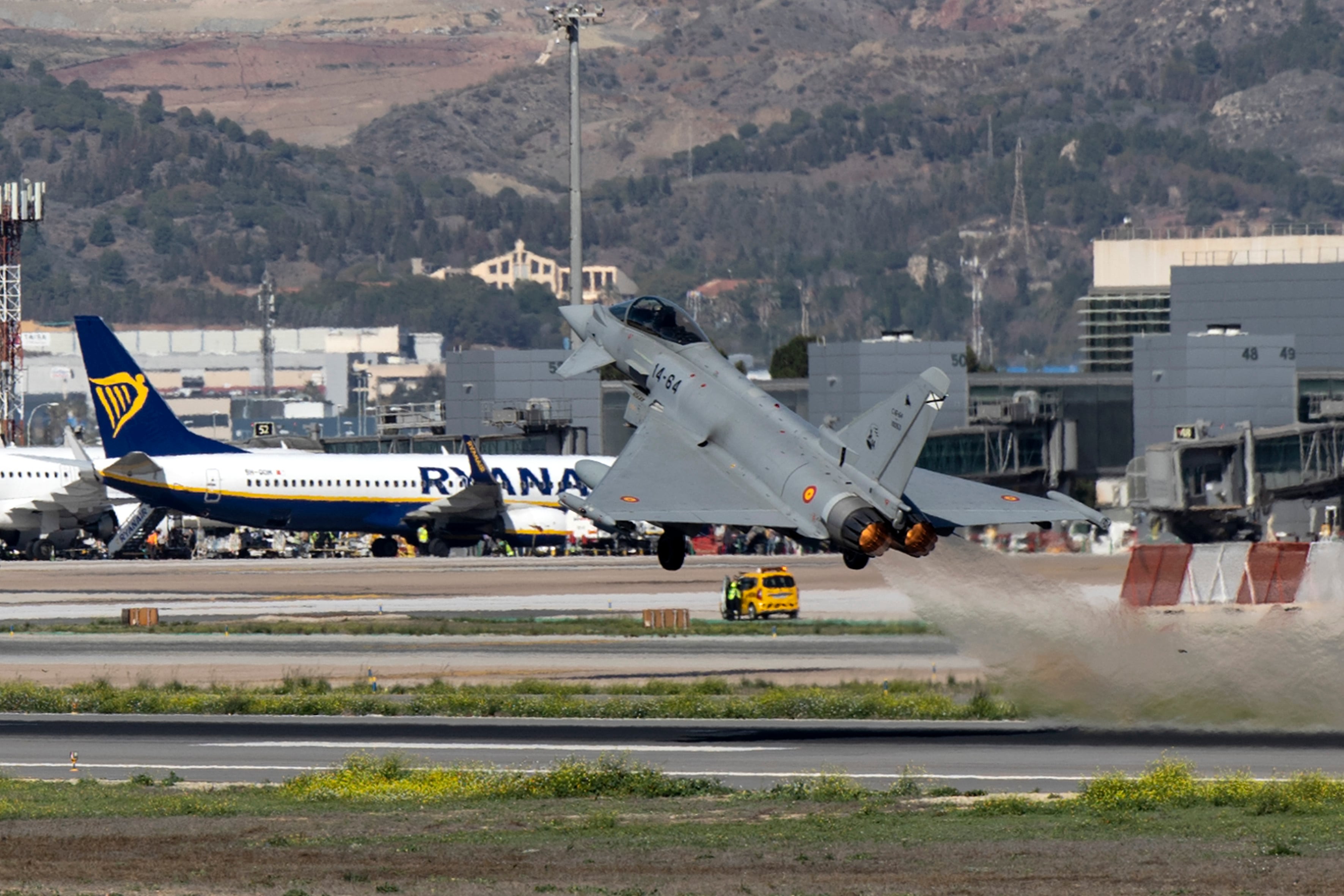 GRAFAND8841. MÁLAGA, 13/02/2024.- Uno de los aviones Eurofighter C.16 en la base aérea de Málaga en el marco de la operación &#039;Eagle Eye&#039;, organizada por el Mando Operativo Aéreo (MOA) del Ejército que integra las capacidades del Ejército del Aire y del Espacio, el Ejército de Tierra y la Armada, con el objetivo de mejorar la respuesta militar ante posibles ataques, y que desplegará en la costa de Málaga, Granada y el mar de Alborán cerca de 2.000 efectivos hasta el próximo viernes. EFE/Daniel Pérez
