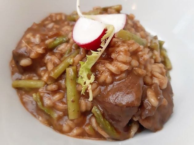 Arroz con venado y espárragos verdes