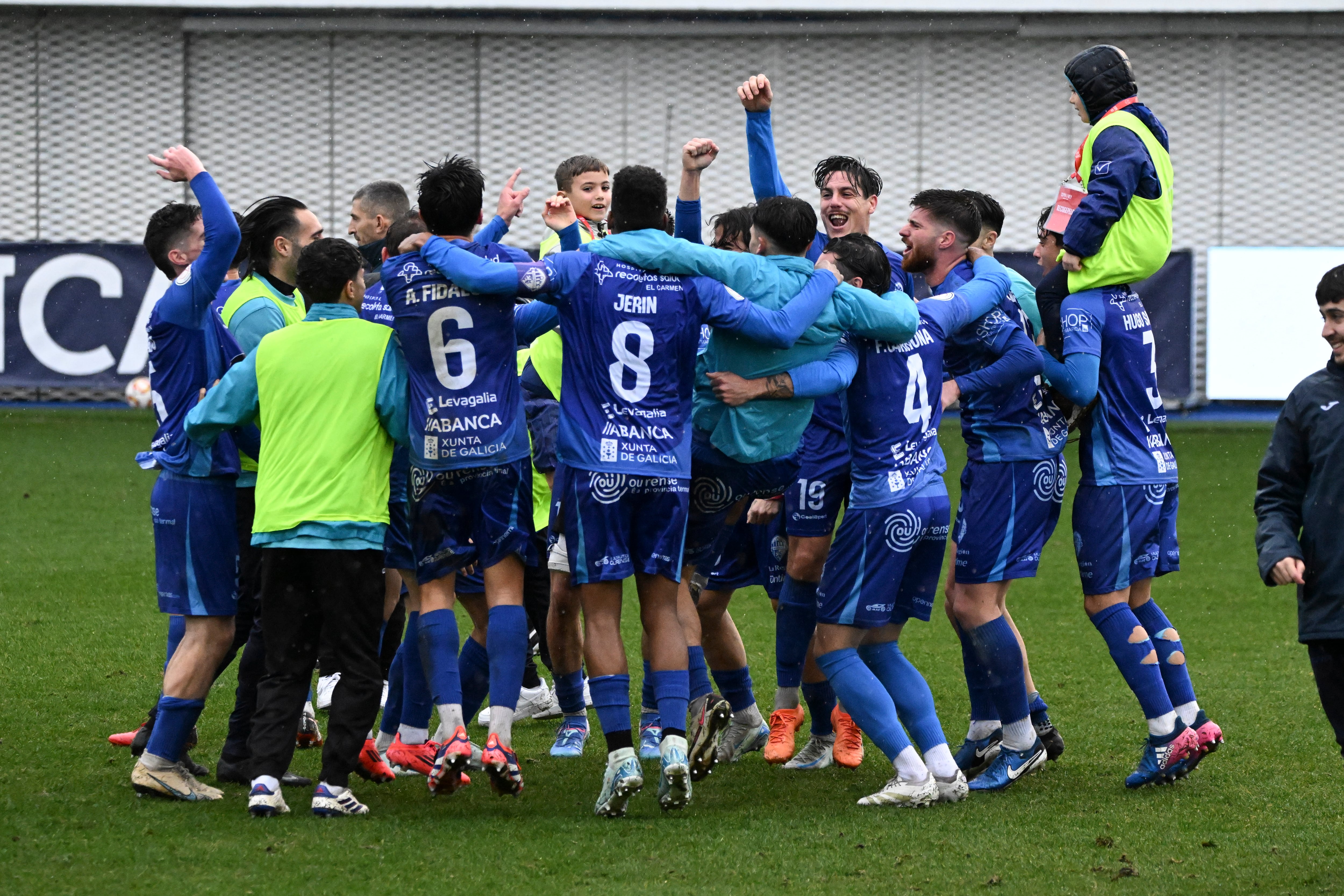 Los jugadores del Ourense celebran su victoria ante el Real Valladolid en los dieciseisavos de Copa del Rey