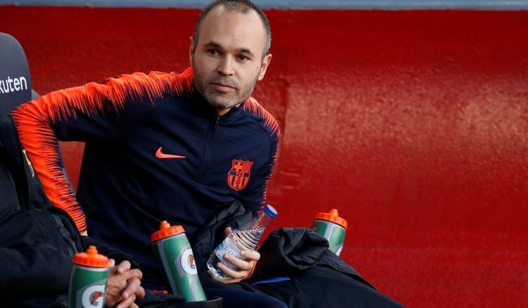 Iniesta, en el banquillo del Camp Nou