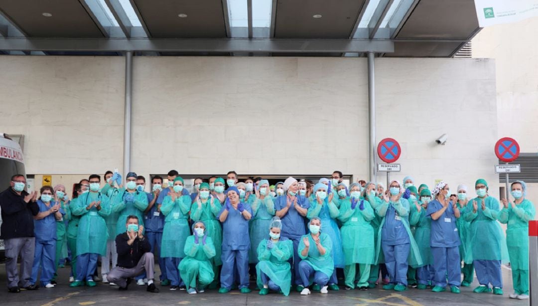 Profesionales sanitarios del Hospital Reina Sofía en una de las concentraciones a las puertas de urgencia durante la pandemia del coronavirus 