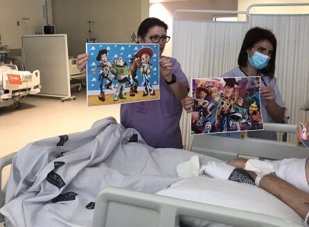 Dos sanitarias de la UCI animan a Blas con imágenes de su película preferida