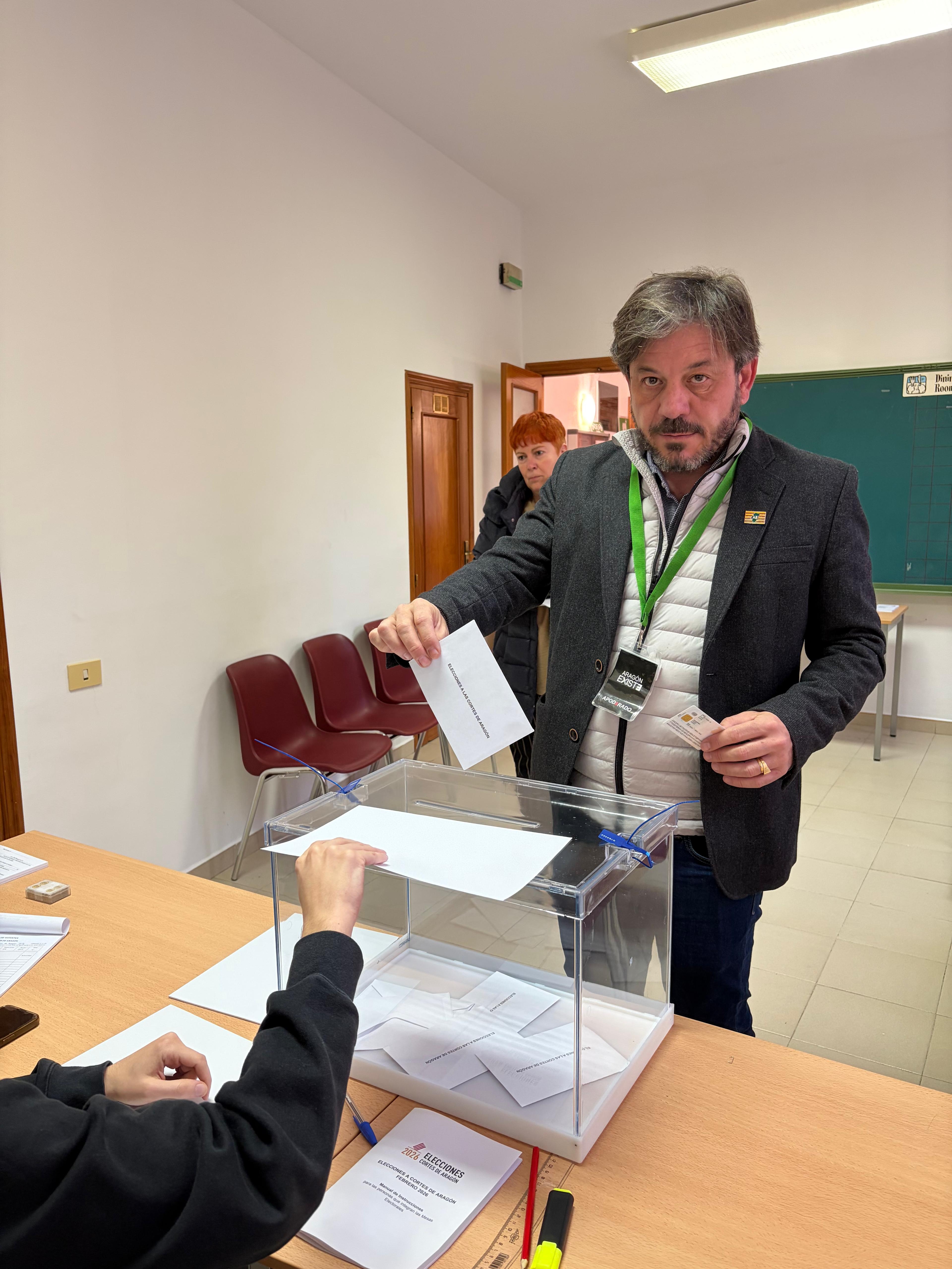 El cabeza de lista del Altoaragón y coordinador de Aragón Existe, Valero Aguayos, votando en su localidad.