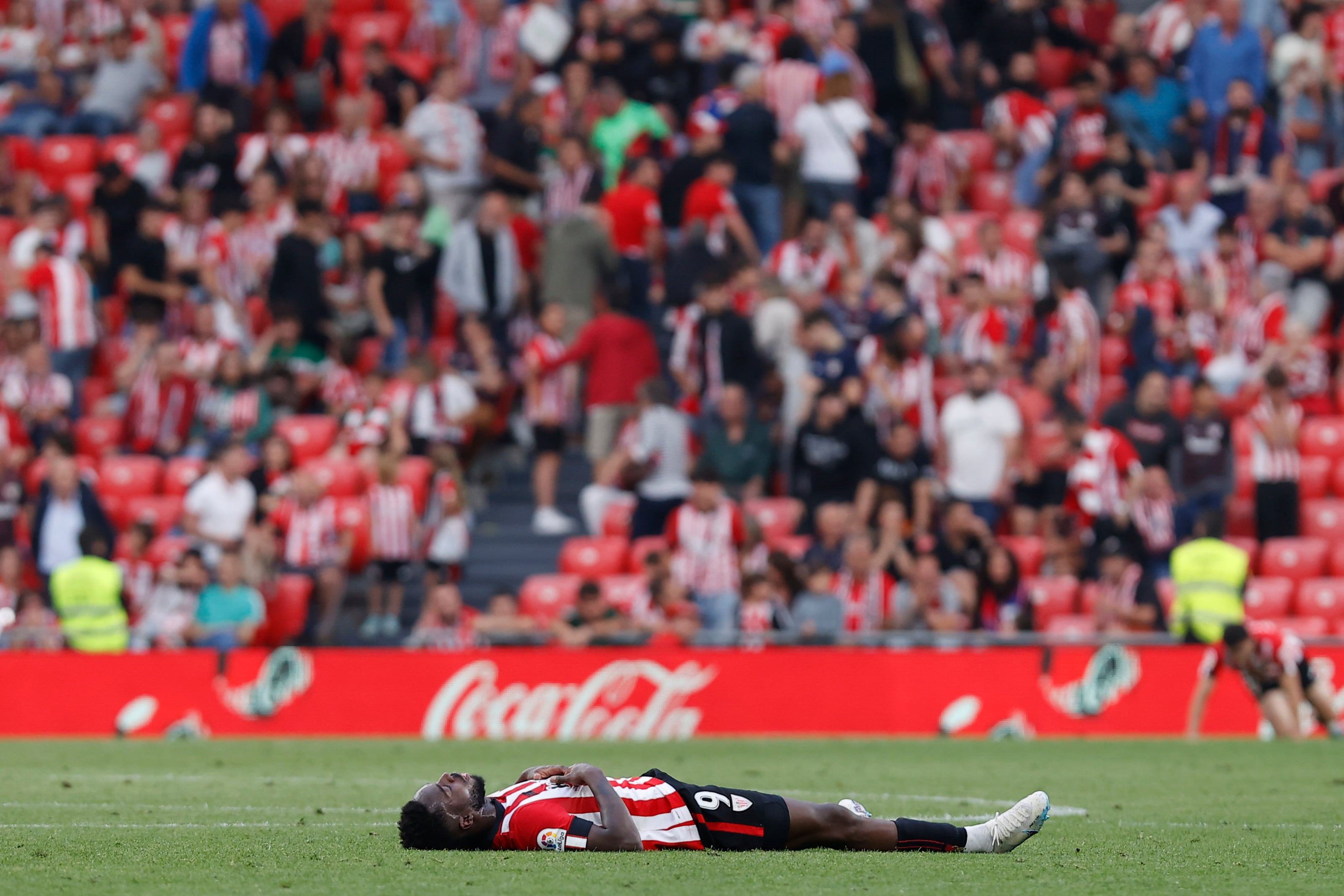 BILBAO, 28/05/2023.- El delantero ghanés del Athletic Club, Iñaki Williams, reacciona al término del encuentro correspondiente a la jornada 37 que han disputado hoy domingo frente al Elche en el estadio San Mamés, en Bilbao. EFE/Miguel Toña.
