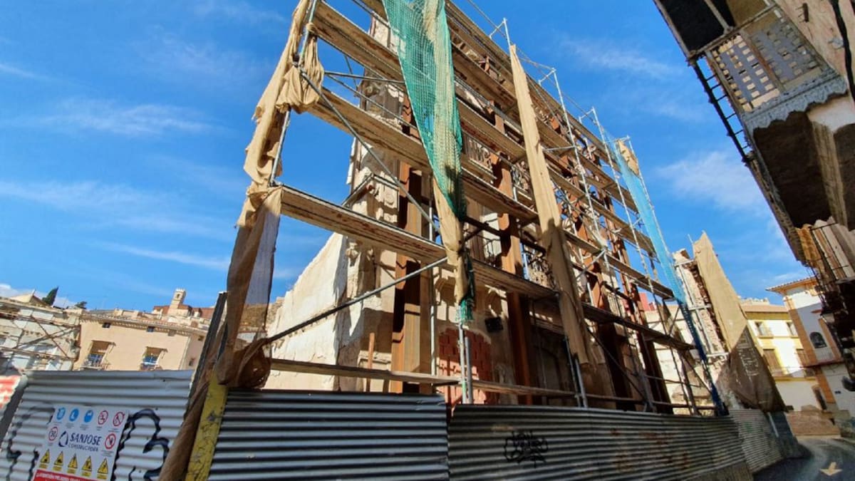 Trabajos de reposición de los apeos de la fachada del Palacio de Justicia de Lorca