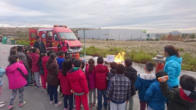 Los niños asistiendo a un simulacro de incendio