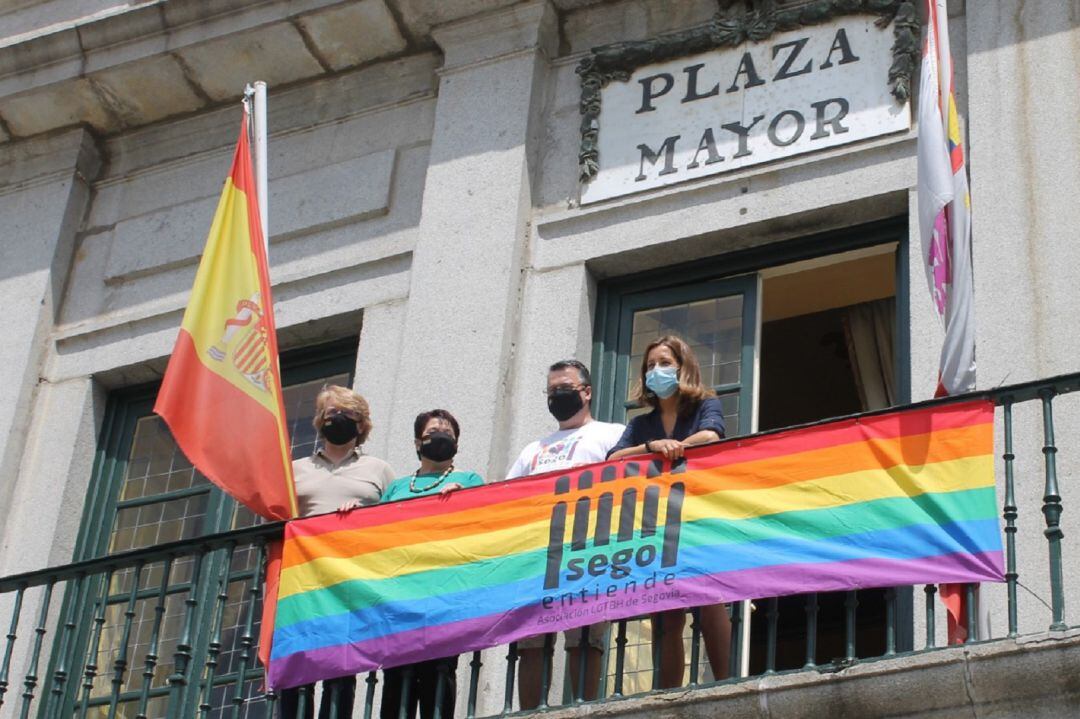 Bandera colocada en el Ayuntamiento de Segovia